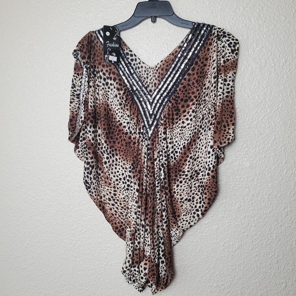 Nwt Strech leopard women's top blouse size XL with details on the V-neck‎
